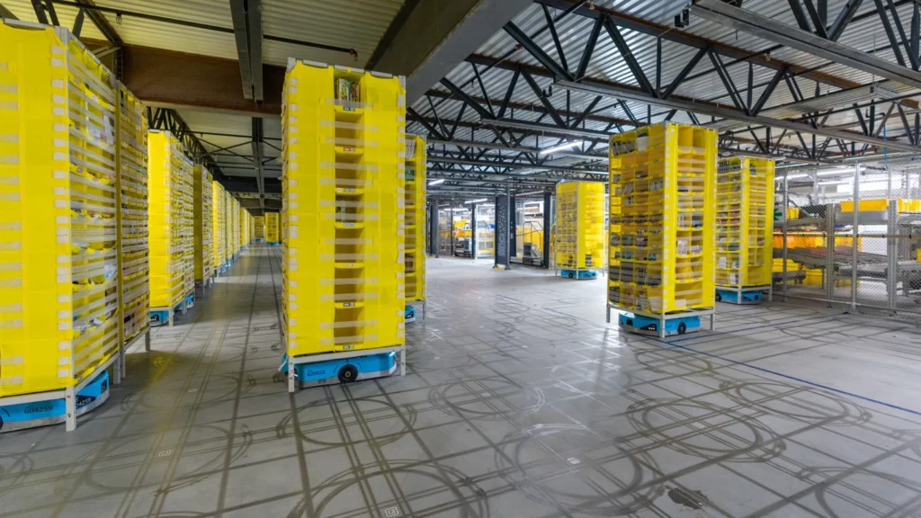 amazon робот pegasus с конвейерной лентой транспортирует посылки по складу