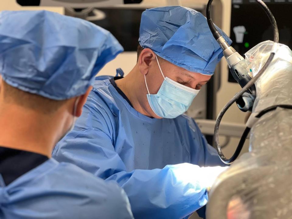 Stryker MAKO роботизированная система помогает хирургам выполнять операции с высокой точностью
