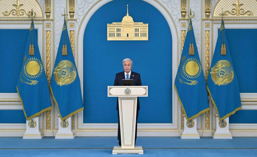 KIA Qazaqstan президент Токаев выступает на церемонии открытия завода в Костанае.