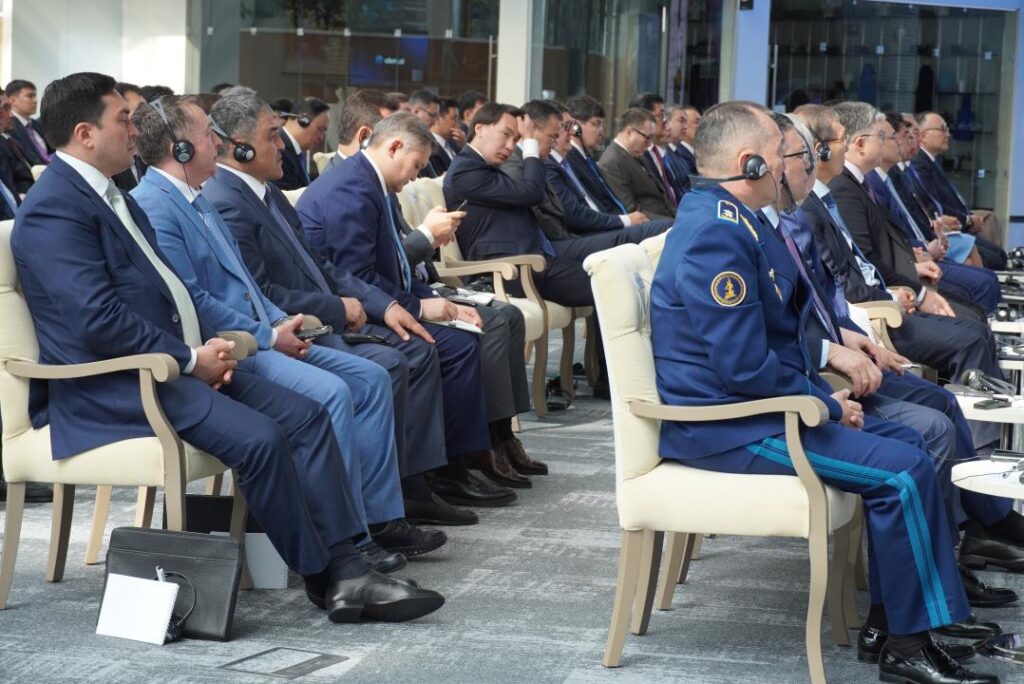 Жасанды интеллект жөніндегі семинарға қатысушылар Астанадағы баяндаманы тыңдап отыр